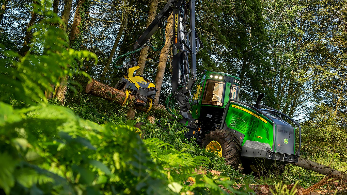 John Deere 1470G with H219 harvester head in the forest